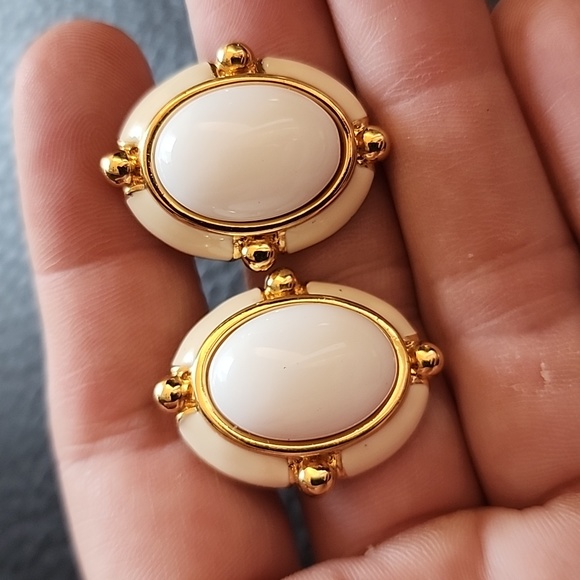 VTG Monet clip on earrings - Picture 3 of 8